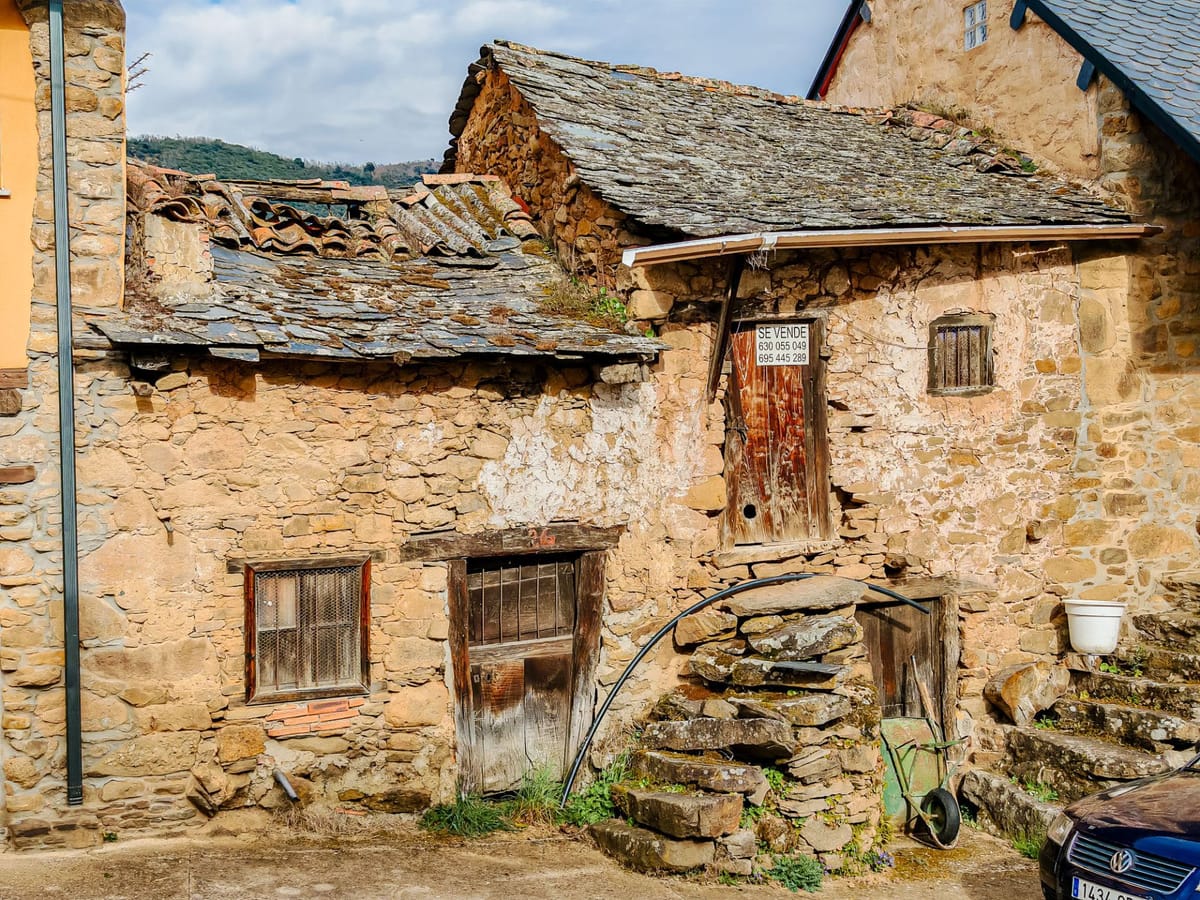 Se venden dos casitas de piedra