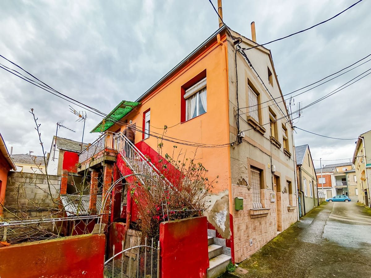 🏡 Casa con dos viviendas independientes – ¡Ideal para inversión o reforma compartida!