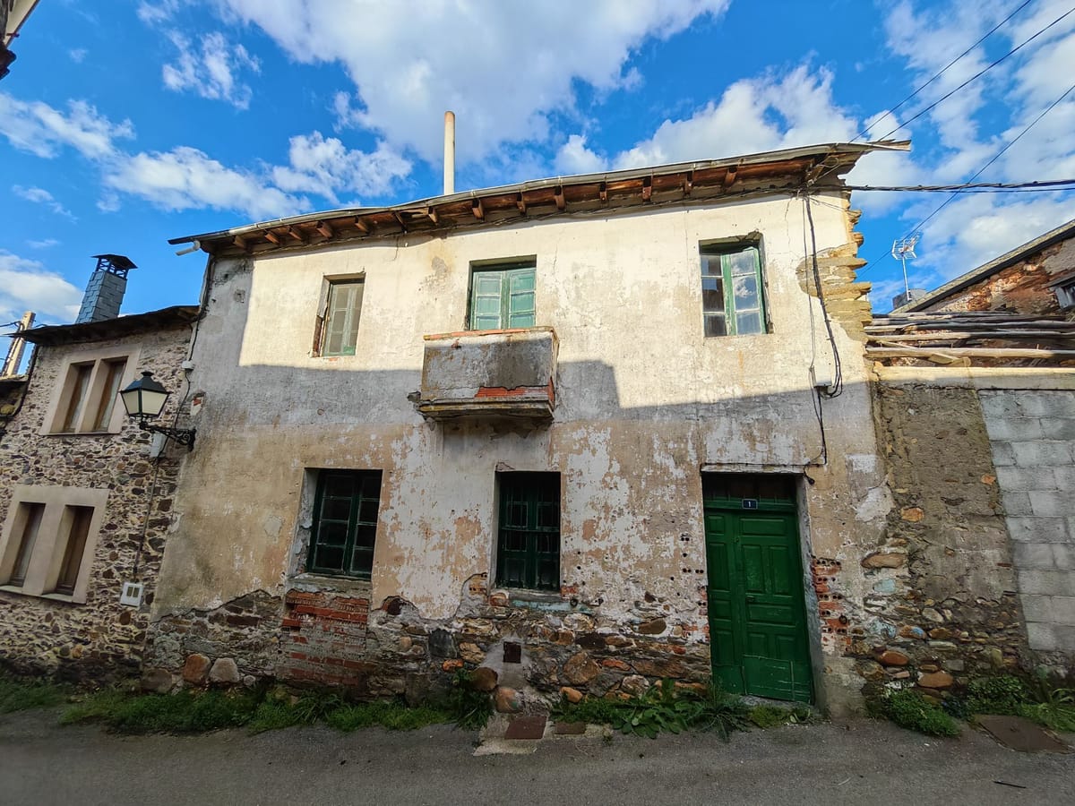 🏚️ Casa adosada para restaurar – ¡Gran oportunidad!