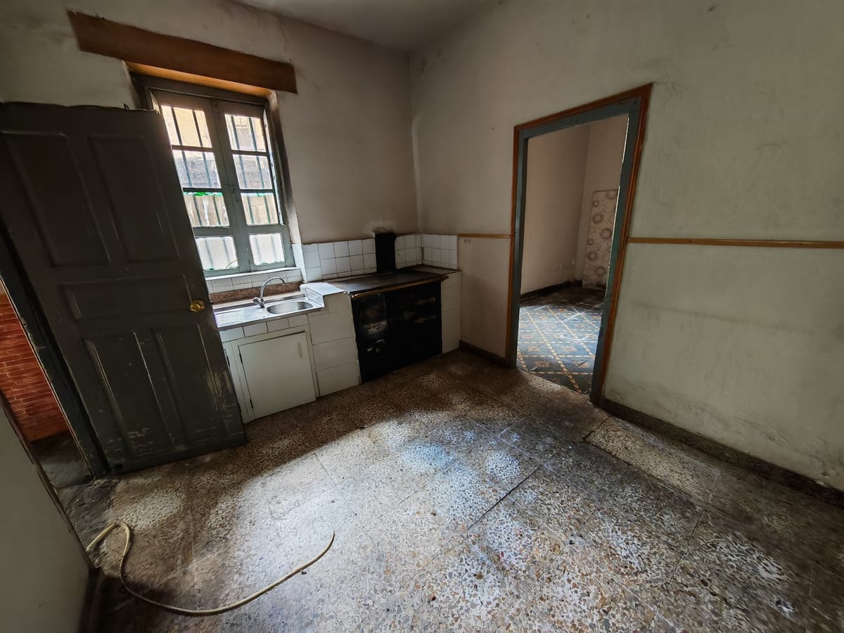 🏚️ Casa adosada para restaurar – ¡Gran oportunidad!