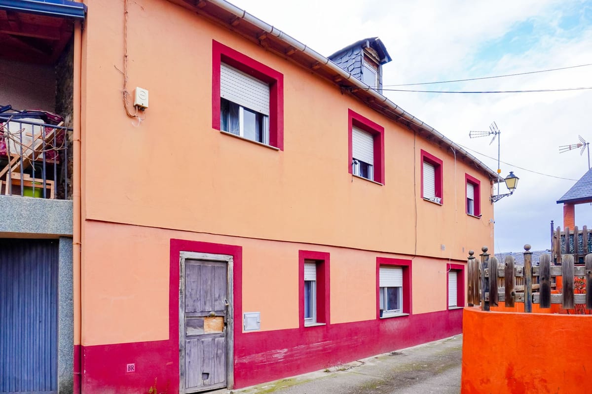 Se vende amplia casa de piedra en Toral de Merayo