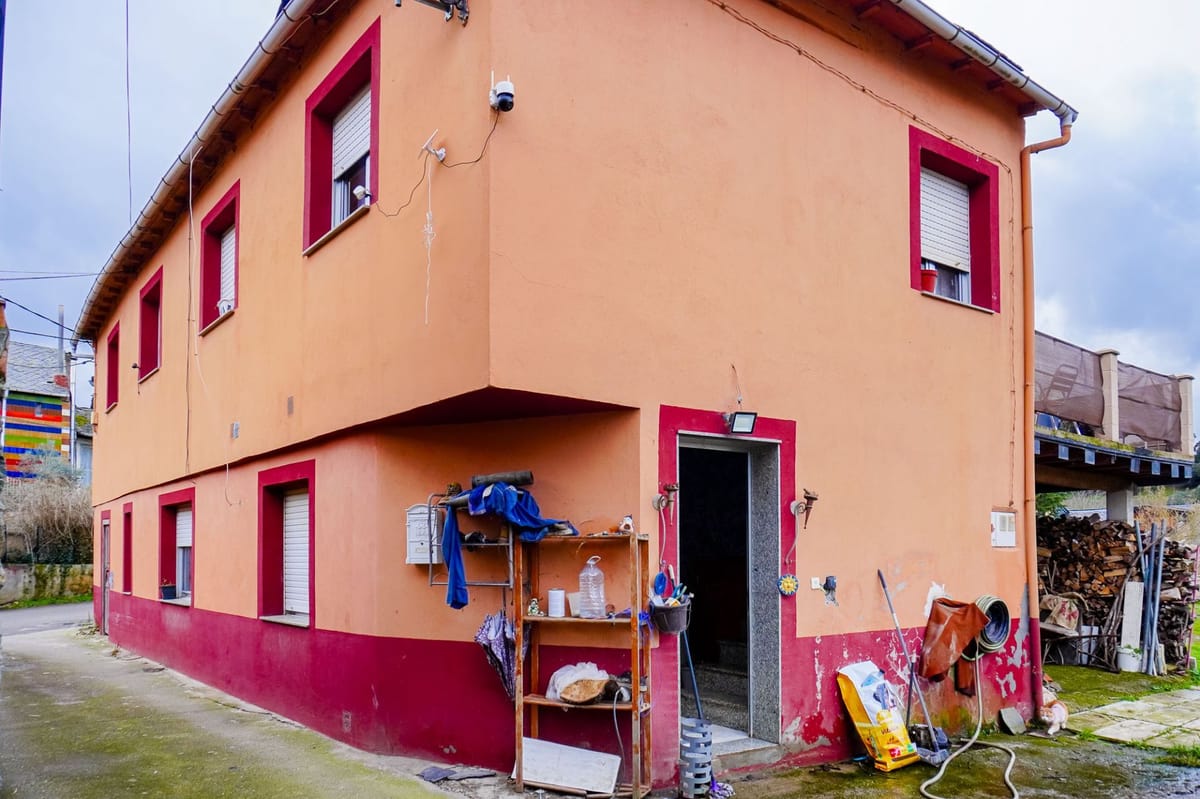 Se vende amplia casa de piedra en Toral de Merayo