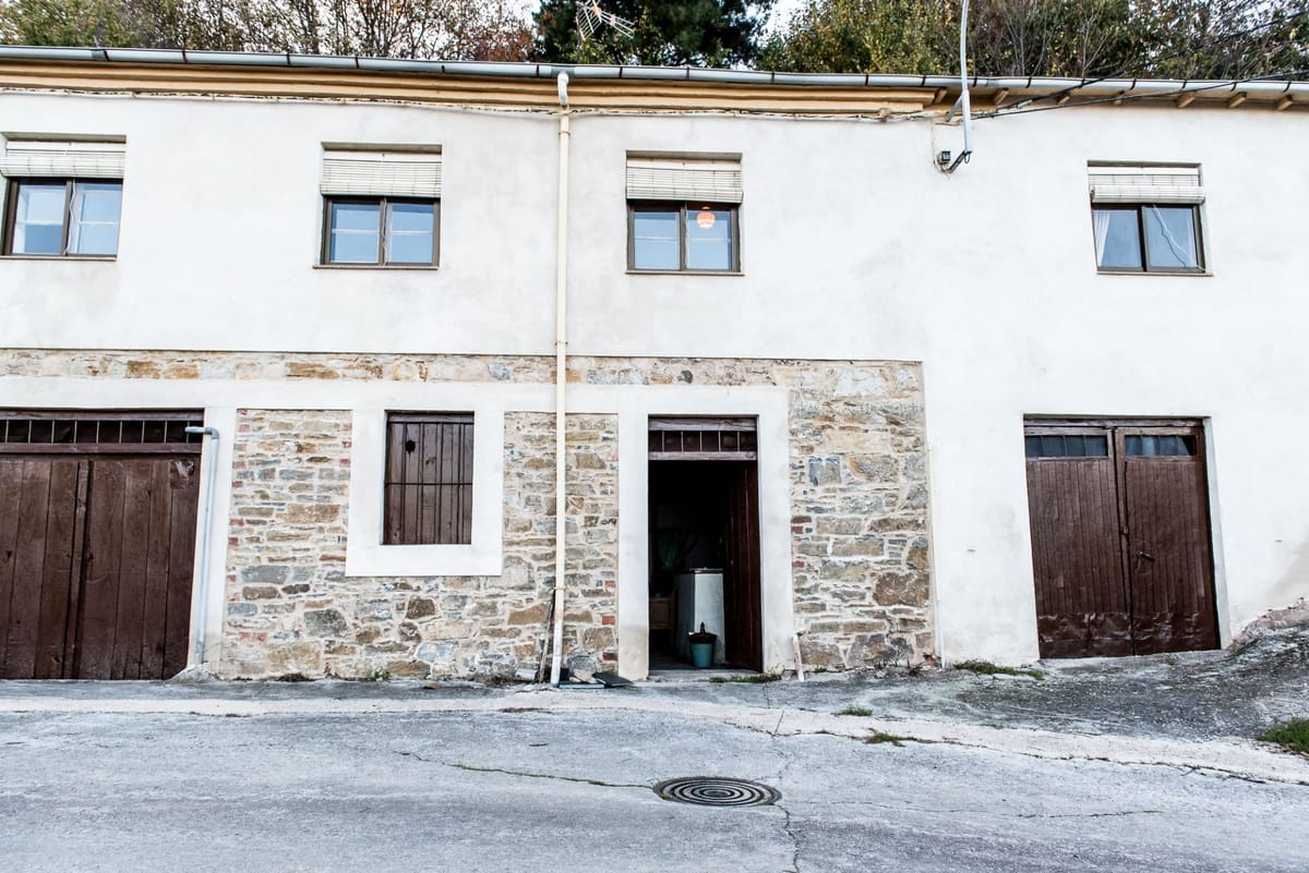 Casa de piedra reformada en lo alto de la montaña, con terreno y excelentes vistas.