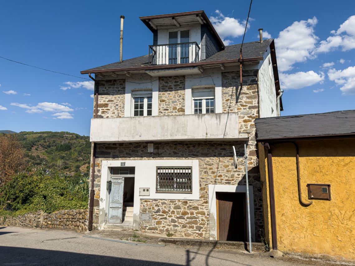 Casa de piedra con terreno en Toreno