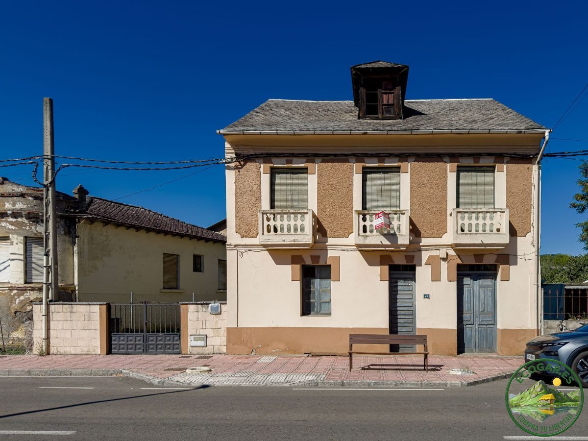 Casa con terreno para reformar en Toral