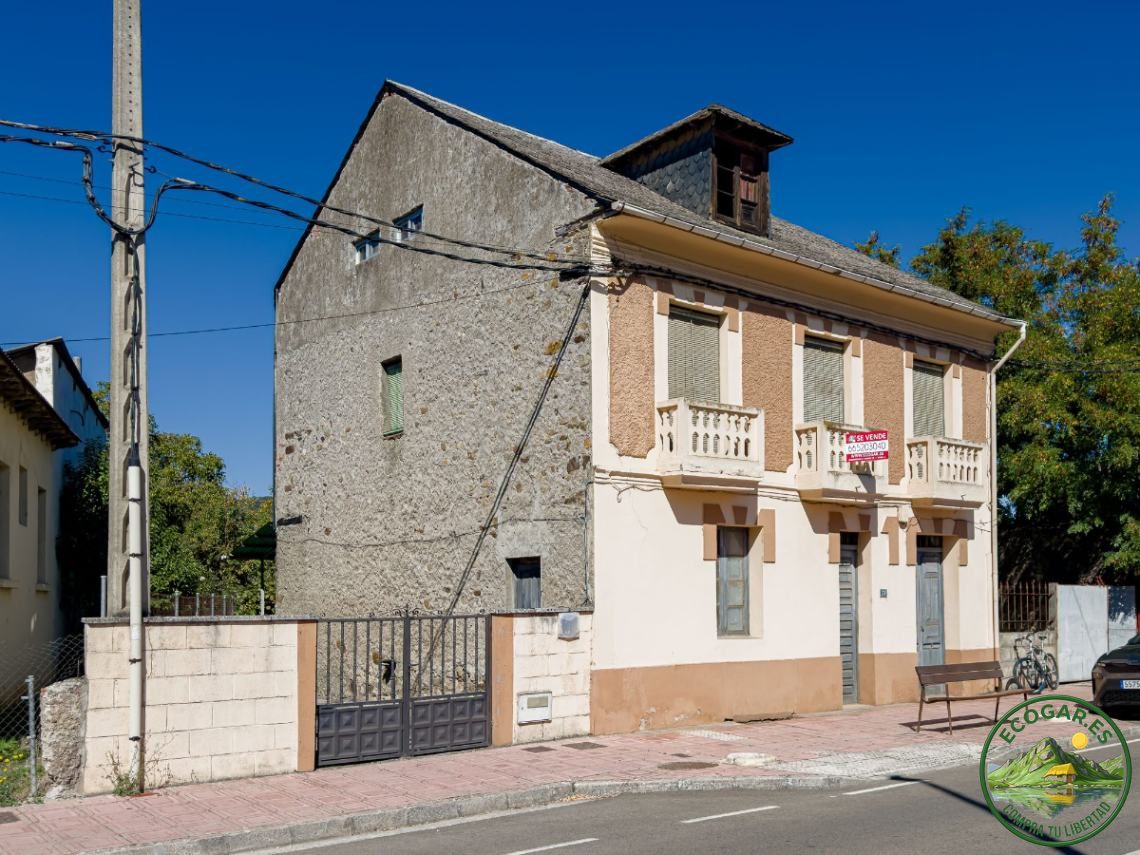 Casa con terreno para reformar en Toral