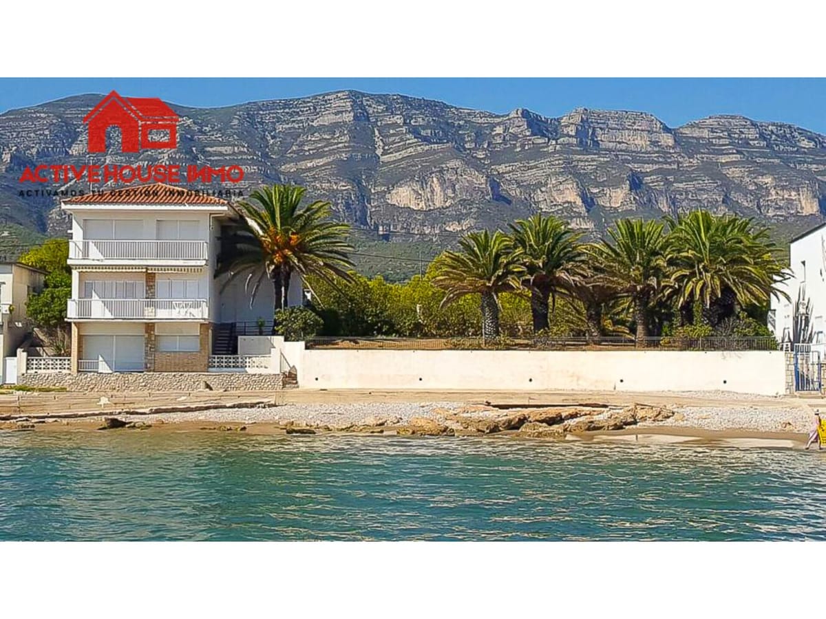 Venta de chalet primera linea unifamiliar en Alcanar Playa