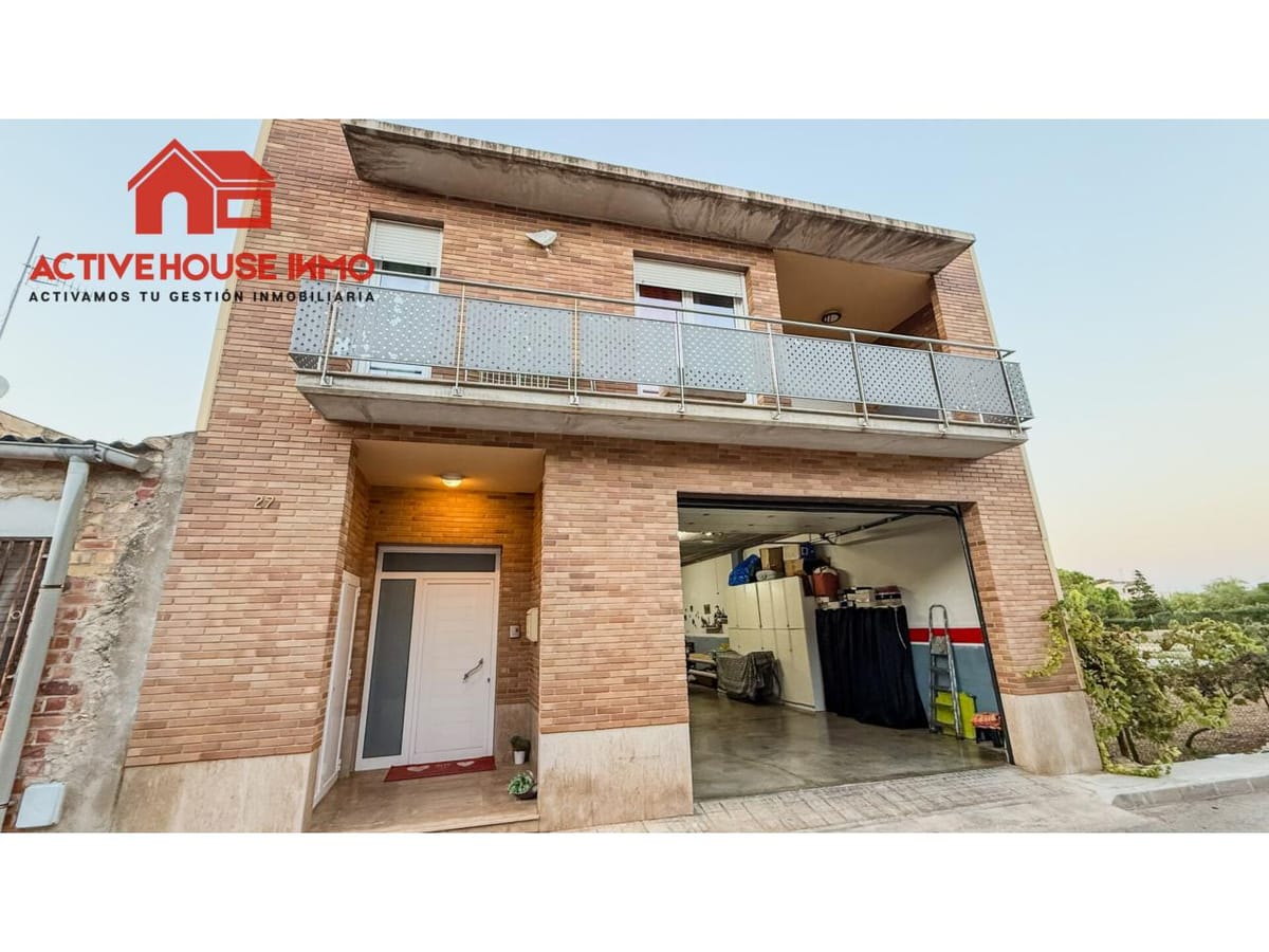 Preciosa casa con garaje en Santa Bàrbara, asoleada y con acceso por dos calles.