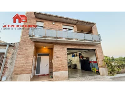 Preciosa casa con garaje en Santa Bàrbara, asoleada y con acceso por dos calles.