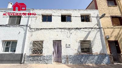 Casa independiente con almacén reformada en Santa Bàrbara