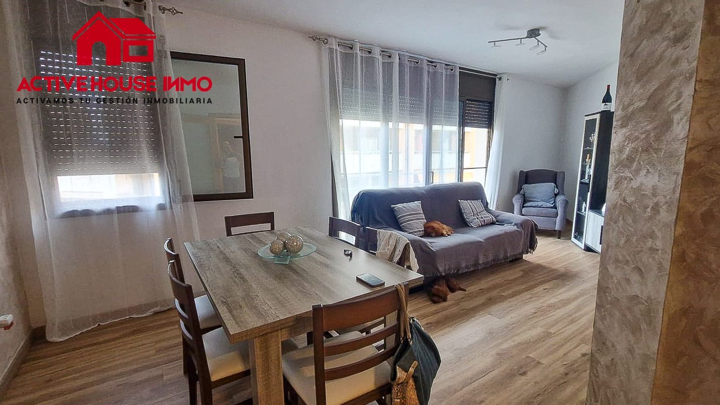 Piso amplio de 3 habitaciones con terraza en La Ràpita - Foto 2
