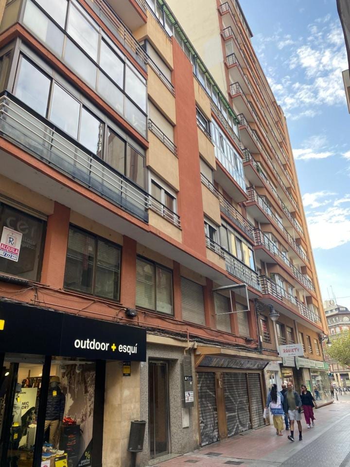 Local en Calle Guardia Civil 5 1º A 24001 Leon (Centro) - Foto 0