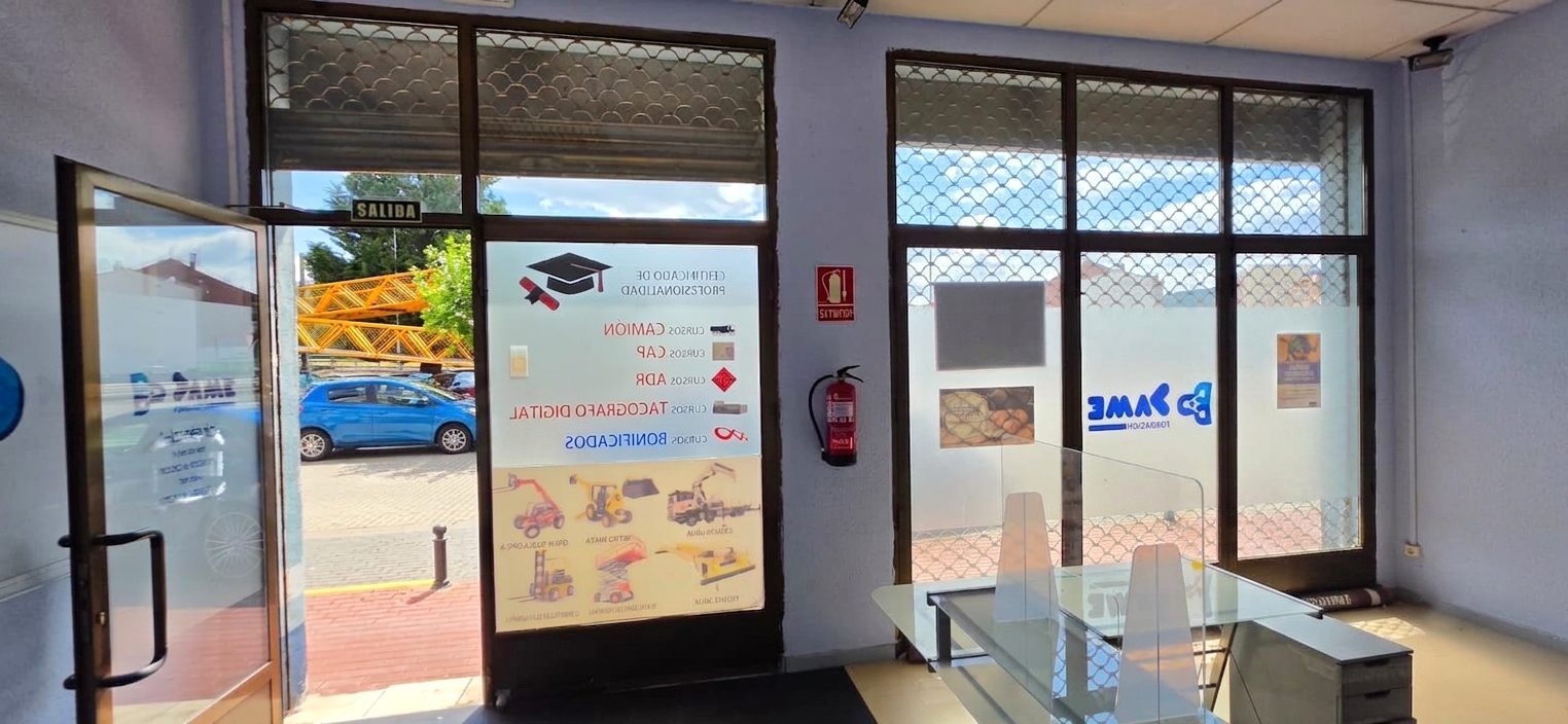Local comercial en la Plaza Polideportivo - La Robla - Foto 2