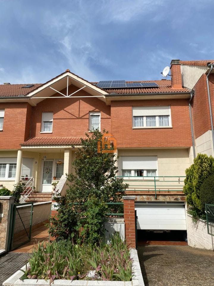 Chalet adosado en la Urbanización Monteléon