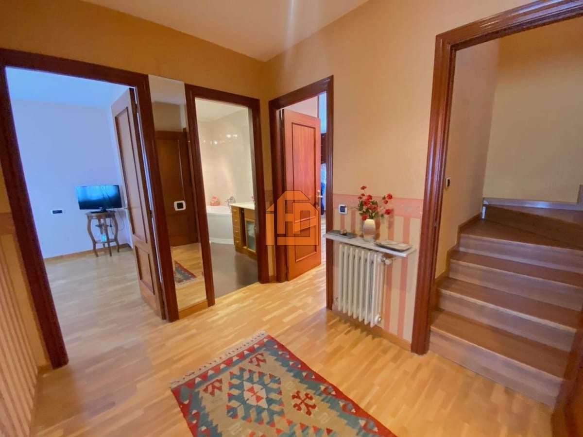 Chalet adosado en la Urbanización Monteléon - Foto 11