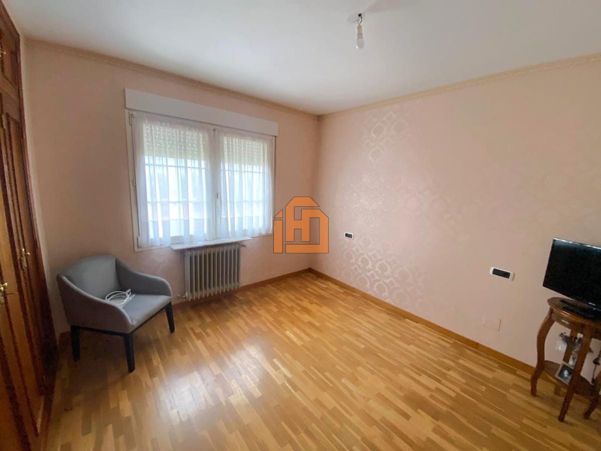 Chalet adosado en la Urbanización Monteléon - Foto 12