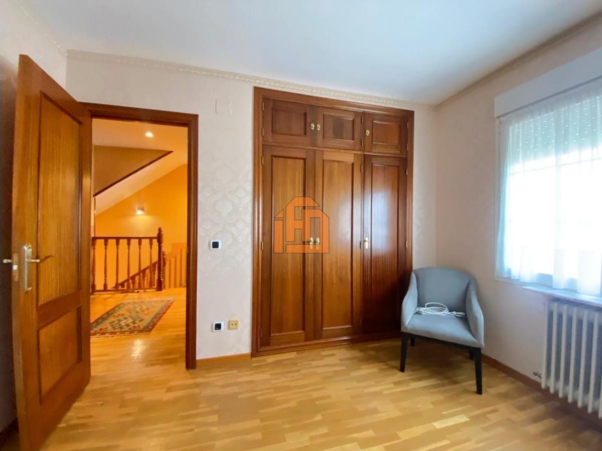 Chalet adosado en la Urbanización Monteléon - Foto 13