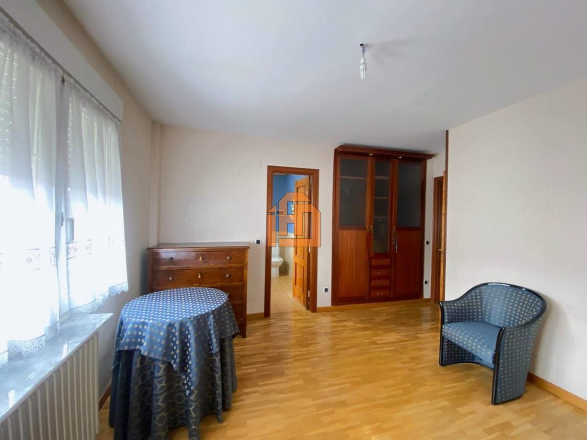 Chalet adosado en la Urbanización Monteléon - Foto 16