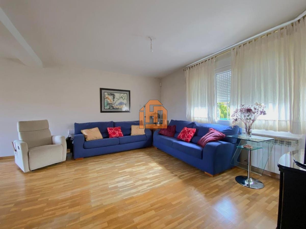 Chalet adosado en la Urbanización Monteléon - Foto 2