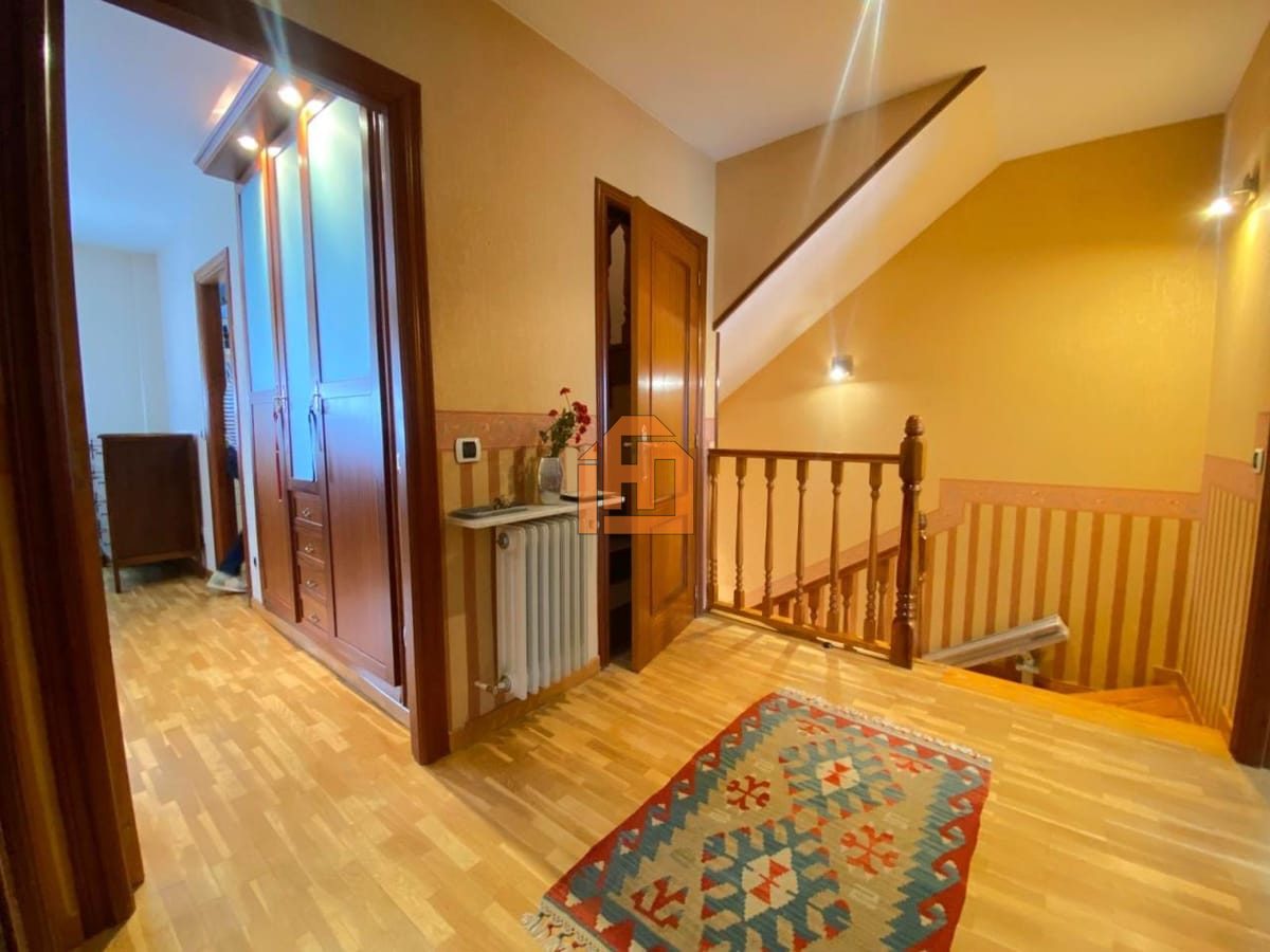Chalet adosado en la Urbanización Monteléon - Foto 23