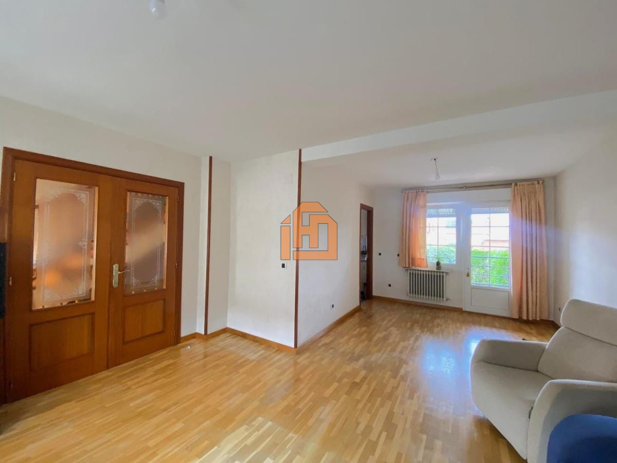 Chalet adosado en la Urbanización Monteléon - Foto 5