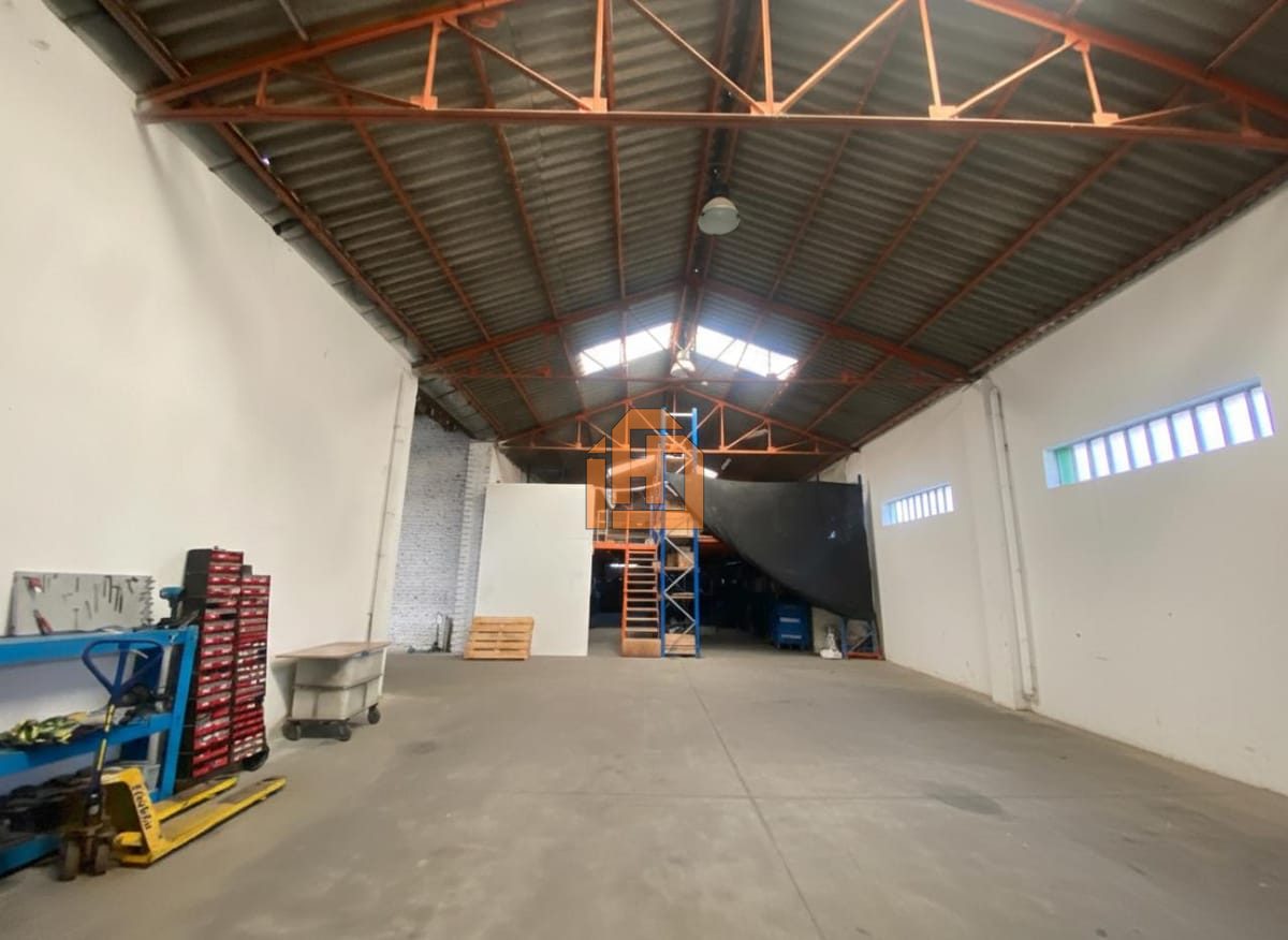 Nave industrial en Camino de la Cruz (Trobajo del Camino)