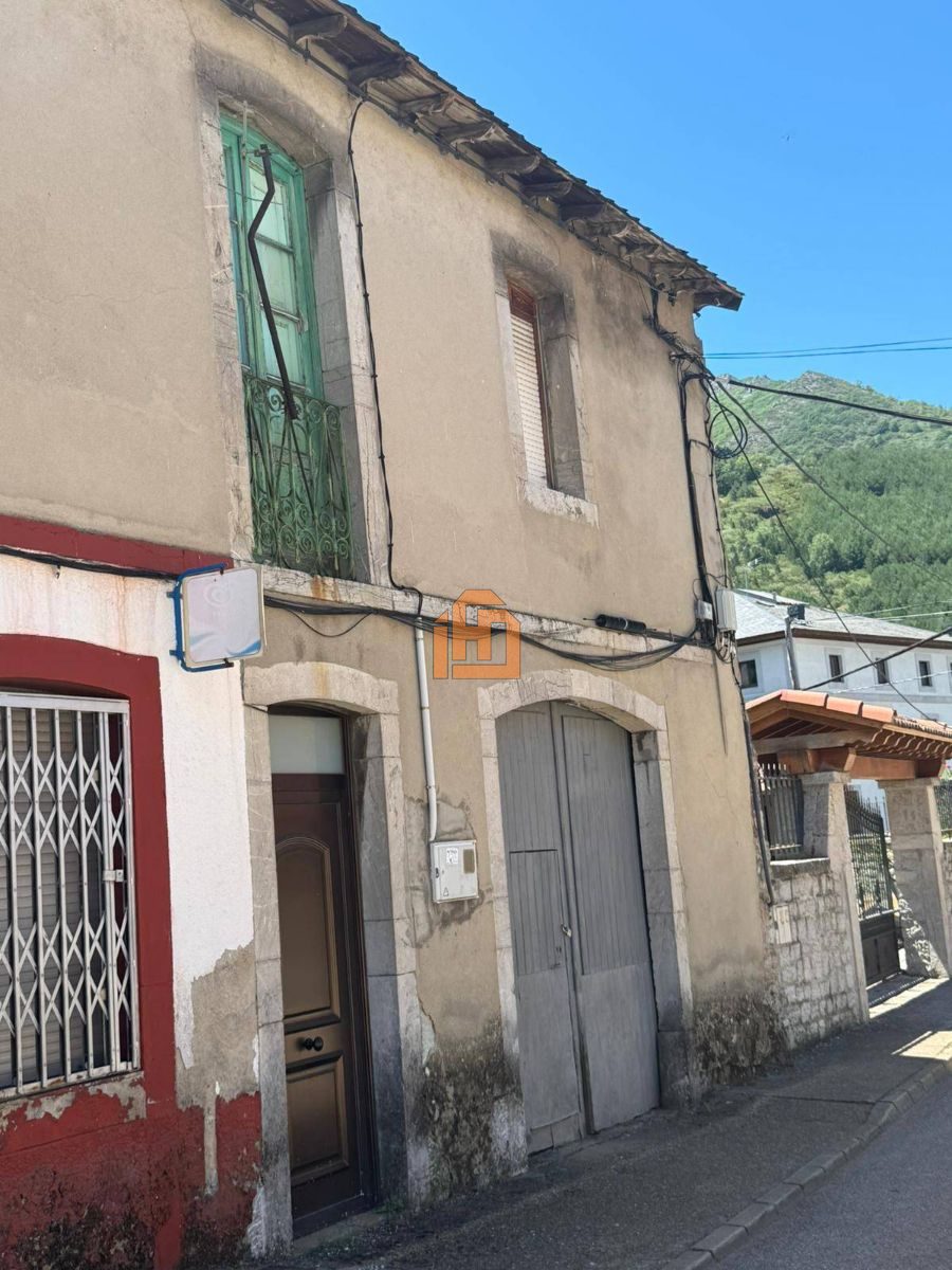 Inmueble en Villamanin para reformar.