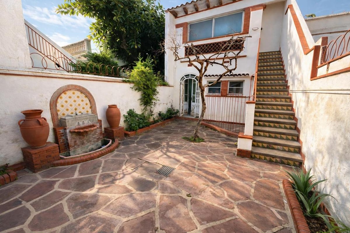 ¡Magnífica propiedad con patio, terraza y estancias clásicas en el corazón de Mataró!