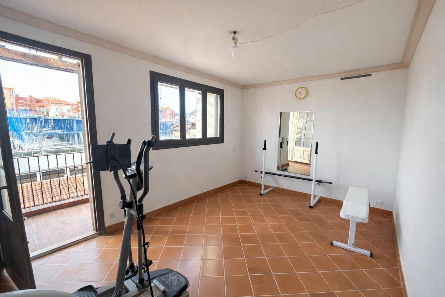 ¡Magnífica propiedad con patio, terraza y estancias clásicas en el corazón de Mataró! - Foto 11