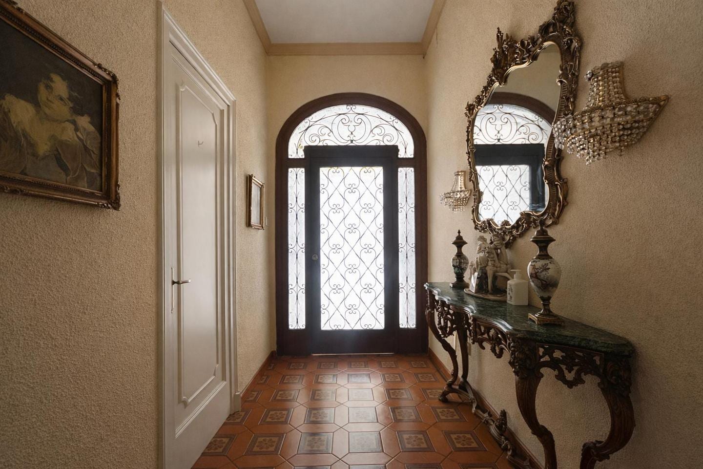 ¡Magnífica propiedad con patio, terraza y estancias clásicas en el corazón de Mataró! - Foto 14