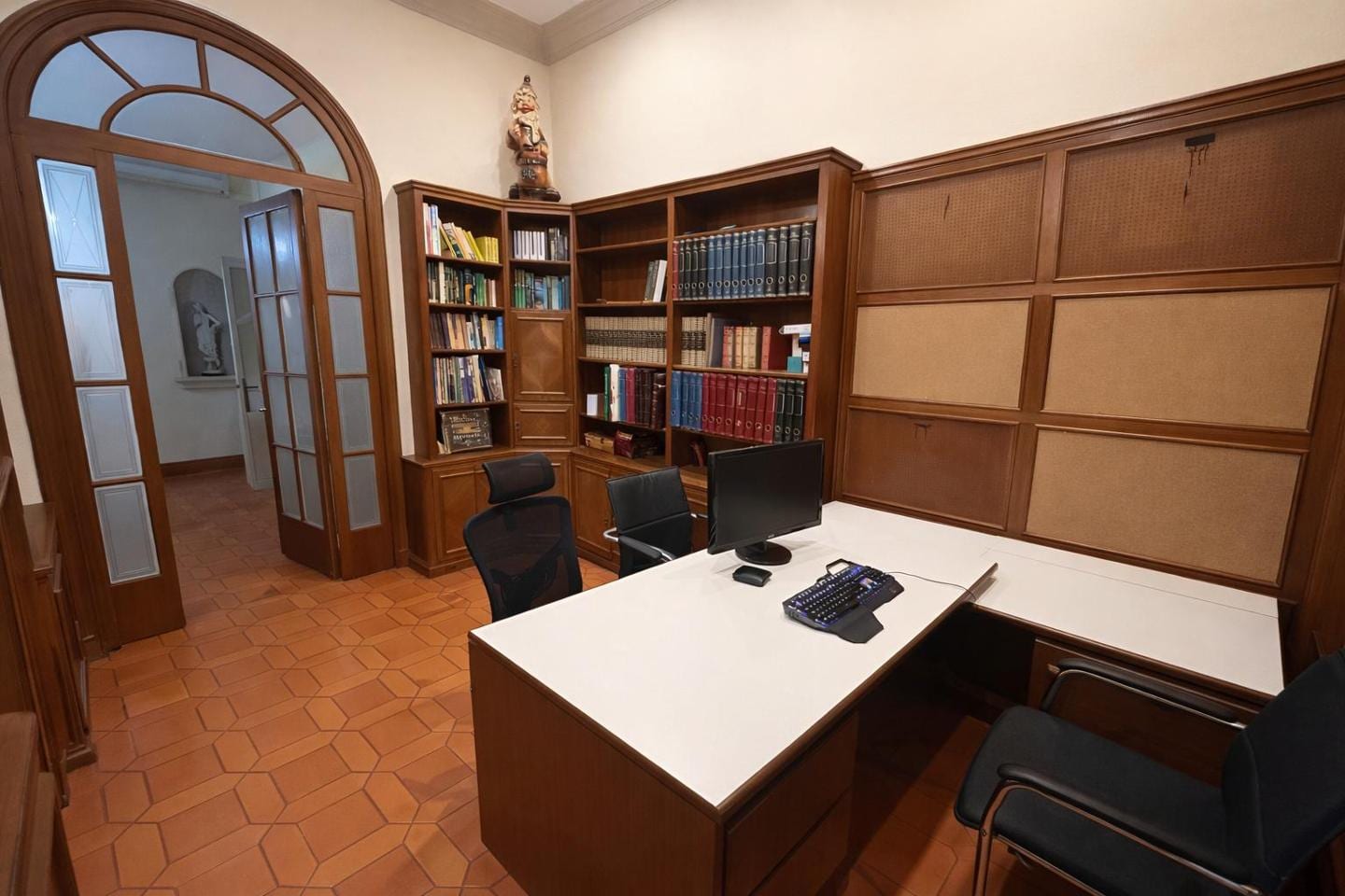 ¡Magnífica propiedad con patio, terraza y estancias clásicas en el corazón de Mataró! - Foto 16