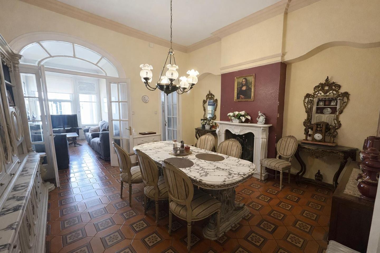 ¡Magnífica propiedad con patio, terraza y estancias clásicas en el corazón de Mataró! - Foto 2