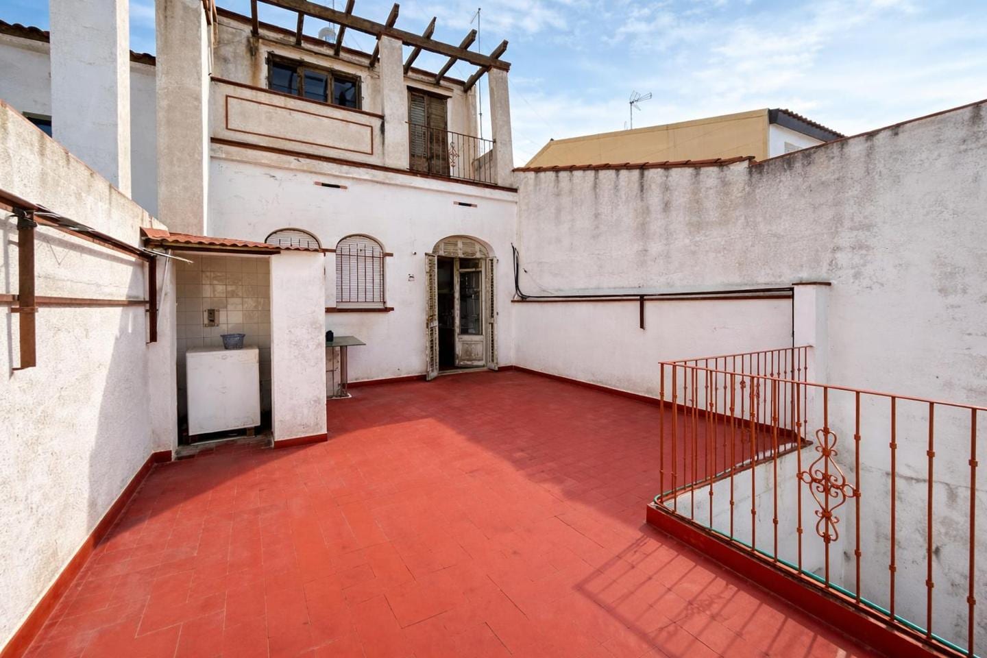 ¡Magnífica propiedad con patio, terraza y estancias clásicas en el corazón de Mataró! - Foto 3
