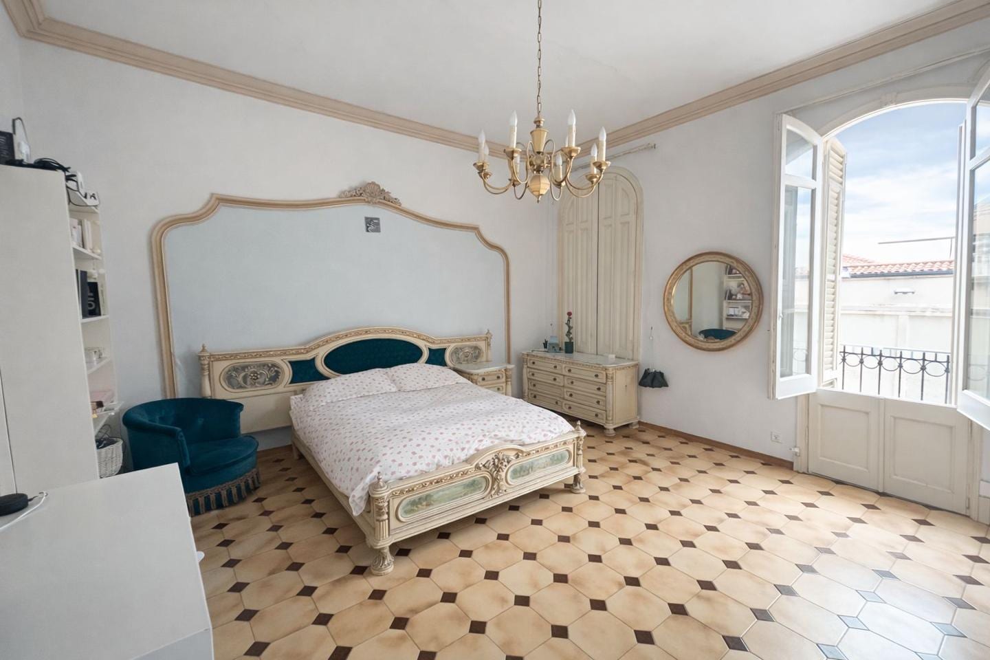 ¡Magnífica propiedad con patio, terraza y estancias clásicas en el corazón de Mataró! - Foto 4