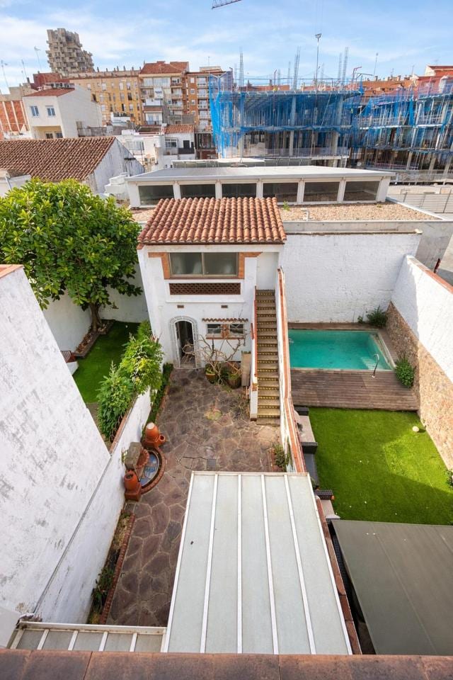 ¡Magnífica propiedad con patio, terraza y estancias clásicas en el corazón de Mataró! - Foto 6