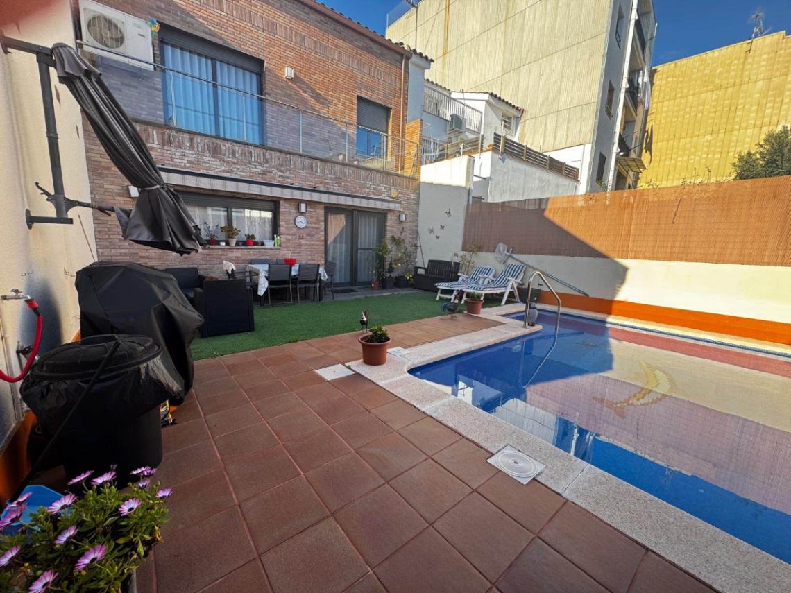 ¡ESPECTACULAR CASA UNIFAMILIAR EN EL CENTRO DE PREMIÀ DE MAR!