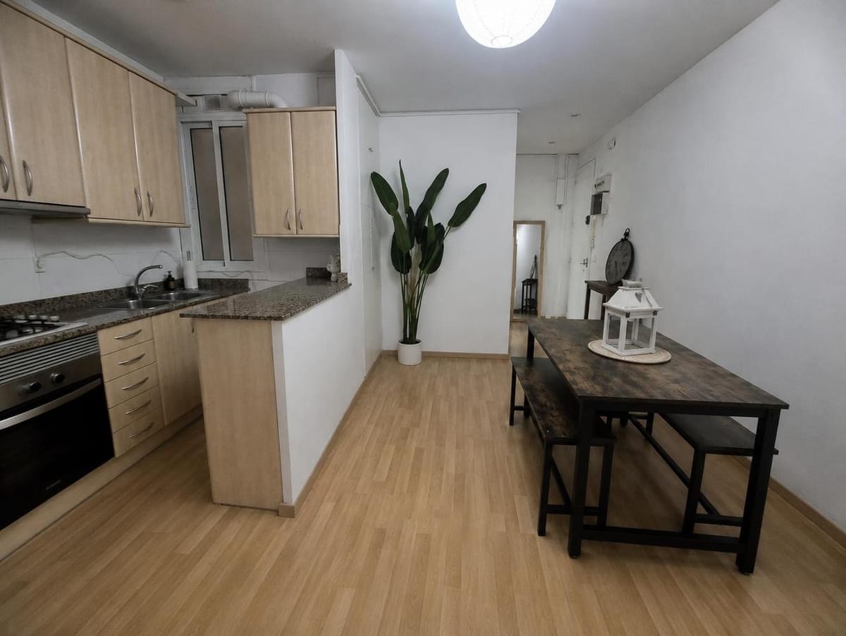GRUPO MARÍN presenta EXCLUSIVA vivienda - Piso entresuelo con ascensor y patio interior a cielo abierto en Carrer de Rocafort.