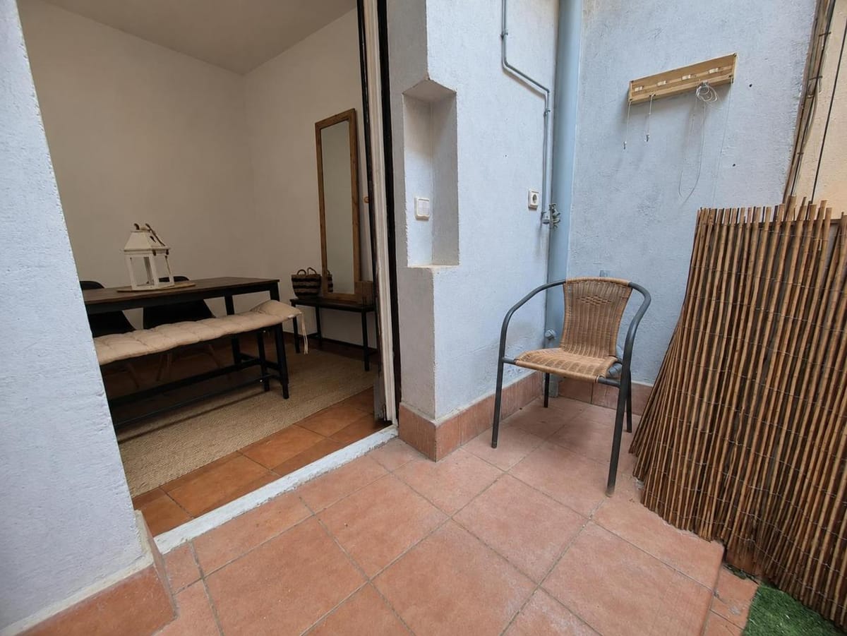 GRUPO MARÍN presenta EXCLUSIVA vivienda - Piso entresuelo con ascensor y patio interior a cielo abierto en Carrer de Rocafort.