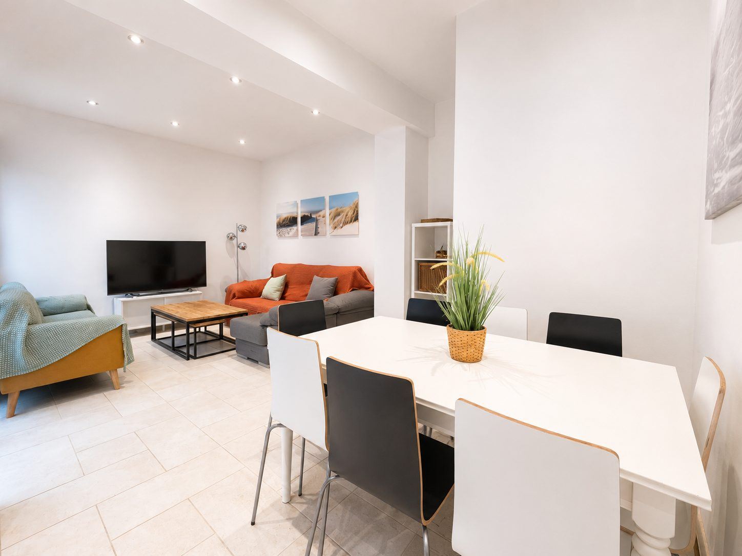 Casa adosada de diseño con ascensor, terraza y licencia turística - Foto 3