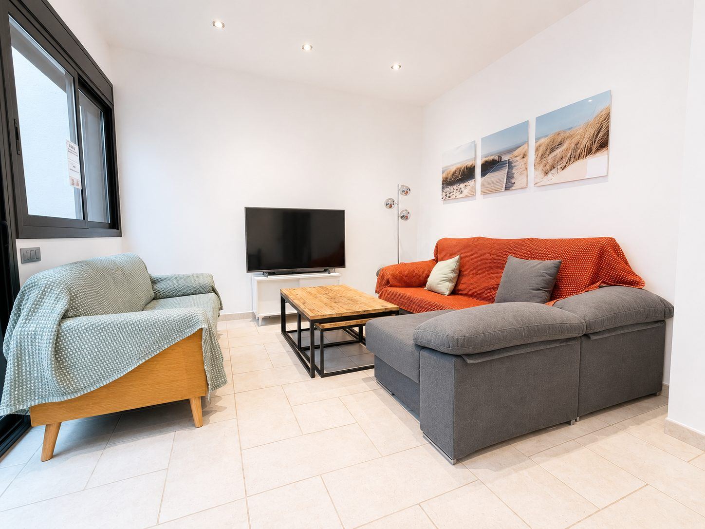Casa adosada de diseño con ascensor, terraza y licencia turística - Foto 2