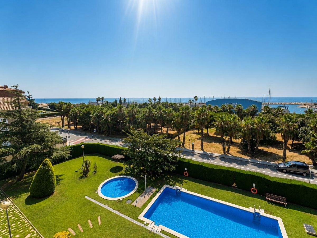 Exclusivo ático dúplex frente al Port Balís con vistas al mar