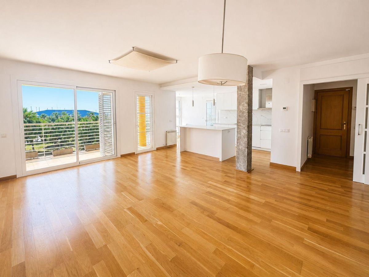 Exclusivo ático dúplex frente al Port Balís con vistas al mar