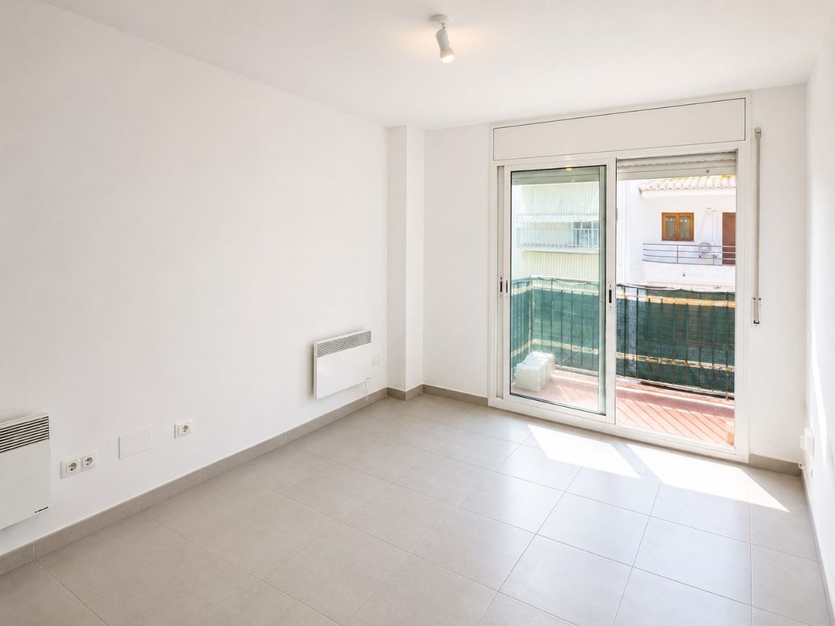 Piso exterior con balcón en Blanes