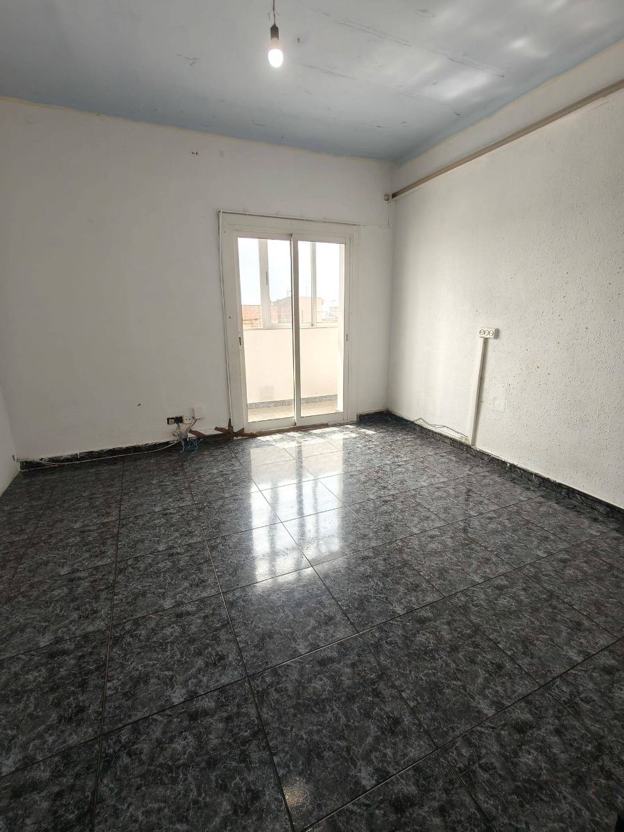 Piso de 3 habitaciones situado en el Carrer de L'Empordà, en Badalona
