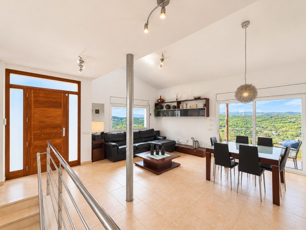 Espectacular casa reformada con piscina, jardín y vistas panorámicas en Santa Cristina