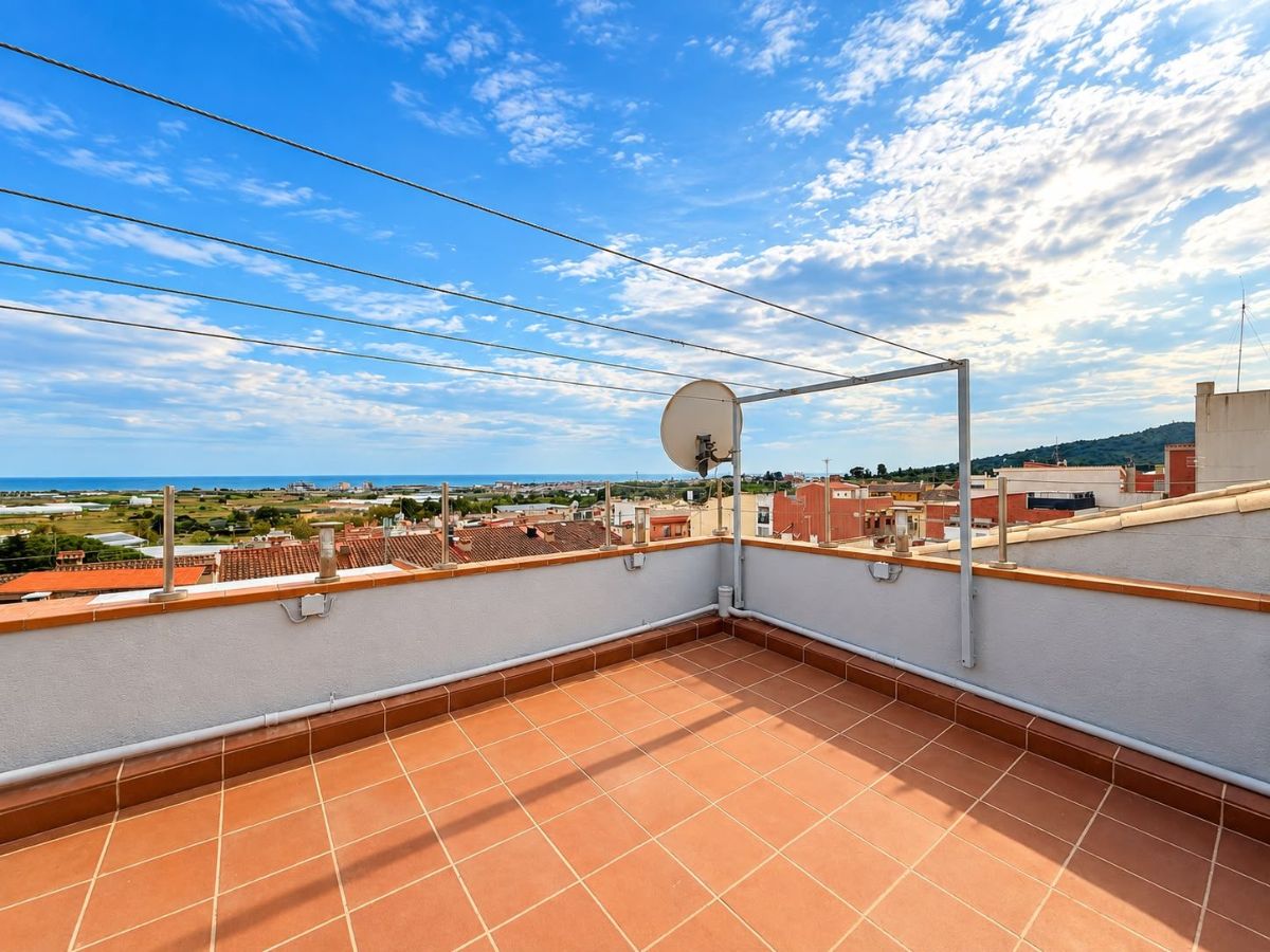 Piso luminoso con gran terraza privada y vistas al mar en Palafolls