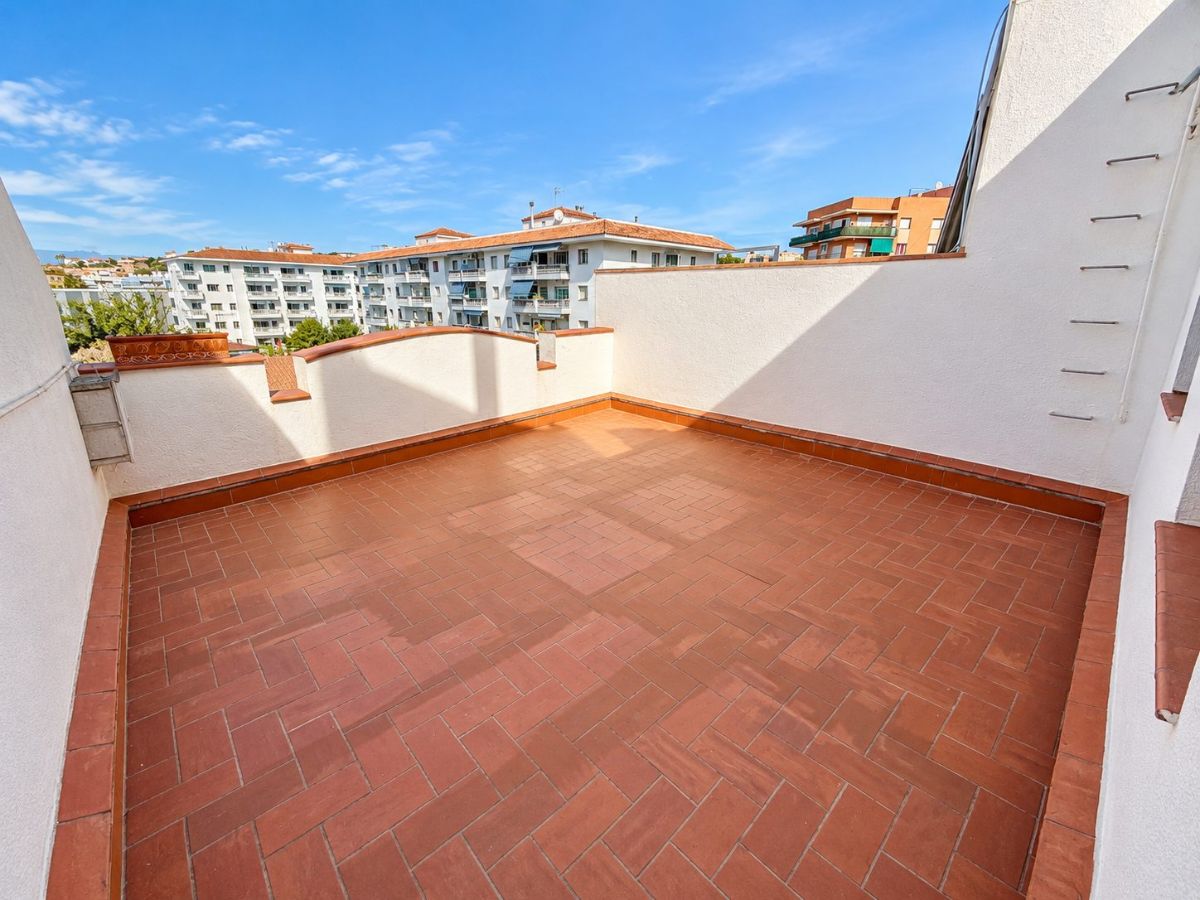 Casa de 4 habitaciones, 3 baños; distribuida en 3 plantas. Bar en funcionamiento en la planta baja.