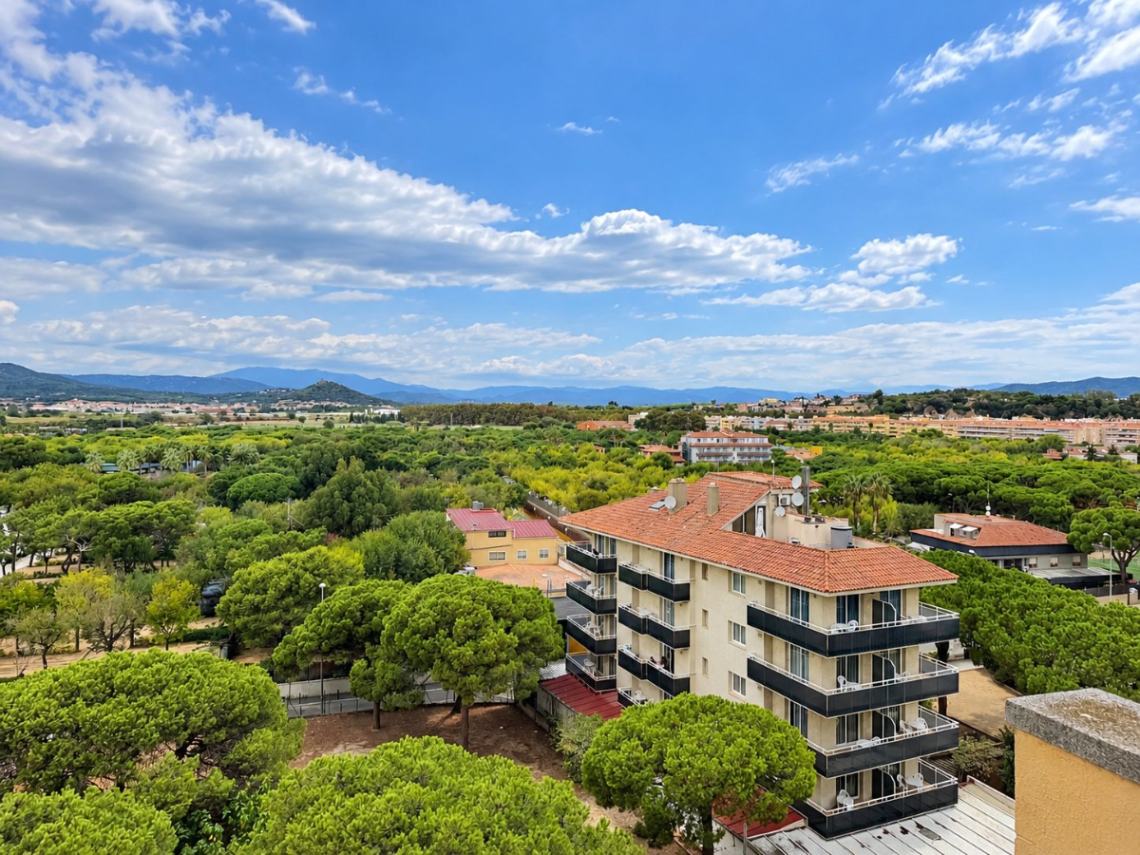 Piso de 91m2 con dos habitaciones dobles y un baño, con vistas a la montaña y a pocos minutos de la playa, en Blanes