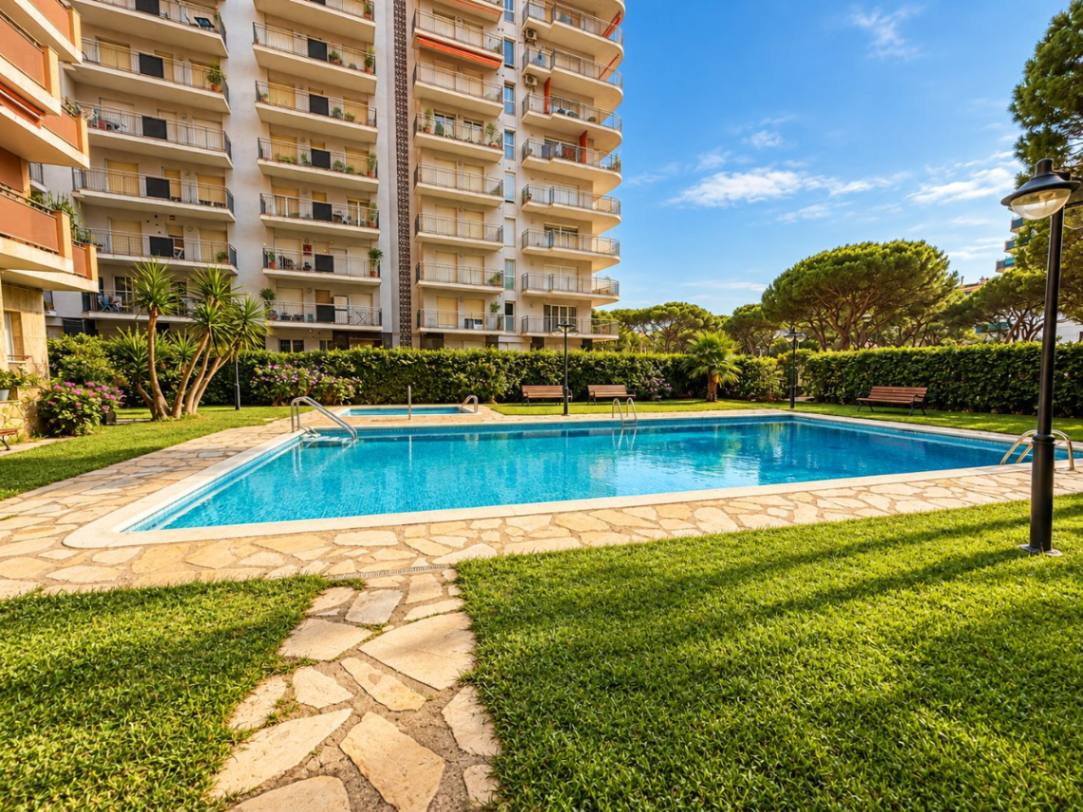 Piso de 91m2 con dos habitaciones dobles y un baño, con vistas a la montaña y a pocos minutos de la playa, en Blanes