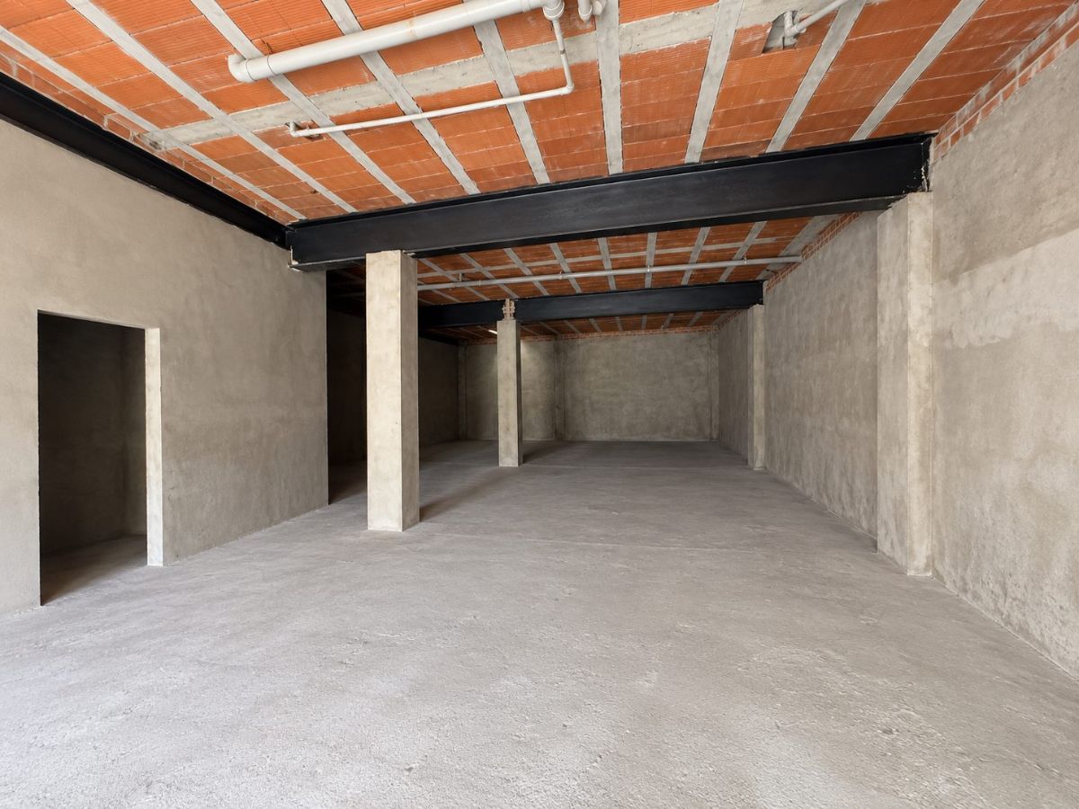 Local de 230m2 situado en Plaça de Càceres, Blanes, ideal para desarrollar cualquier tipo de actividad comercial o profesional.
